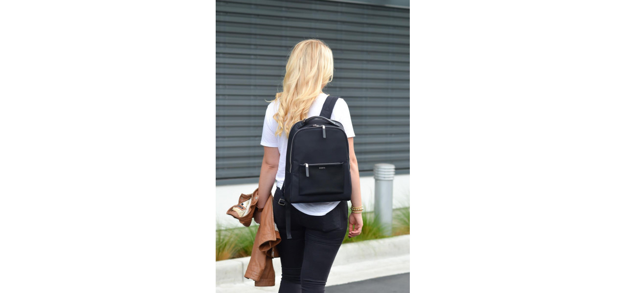 Imbunatatiti-va garderoba de lucru cu o geanta sau un rucsac elegant pentru laptop.