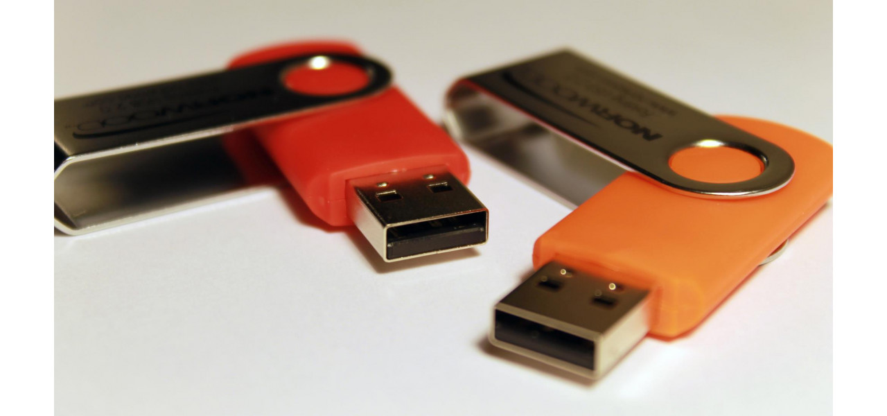 Unitati flash USB pentru designeri: stocarea si transferul fisierelor grafice mari.