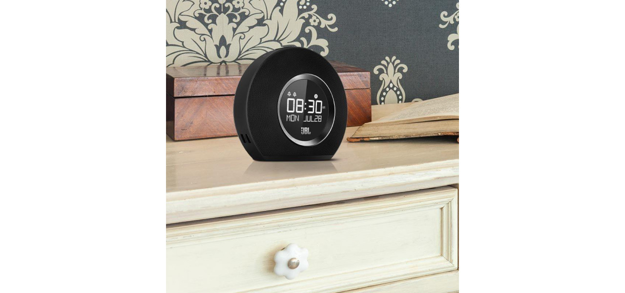 Treziti-va la lista de redare preferata: Radio cu ceas portabil cu Bluetooth.