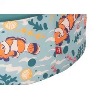 Piscina uscata cu bile pentru copii, Knorr Toys, contine 150 bile multicolore, umplutura din spuma moale, husa bumbac 100% detasabila si lavabila, diametru 90 cm, inaltime 30 cm, 0 Luni+, Clownfish