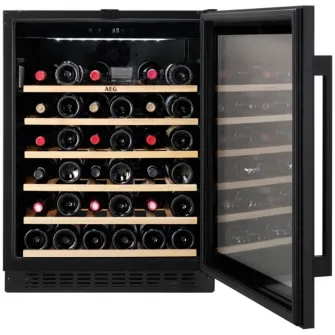 Racitor de vinuri incorporabil AEG AWS4020B5B, capacitate 20 sticle, raft lemn, control electronic, usa reversibila, clasa energetica G, Inaltime 82 cm, Sticla neagra