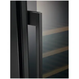 Racitor de vinuri incorporabil Electrolux EWS4020B5B, capacitate 20 sticle, raft lemn, control electronic, usa reversibila, clasa energetica G, Inaltime 82 cm, Sticla neagra