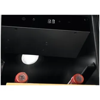 Racitor de vinuri incorporabil Electrolux EWS4020B5B, capacitate 20 sticle, raft lemn, control electronic, usa reversibila, clasa energetica G, Inaltime 82 cm, Sticla neagra