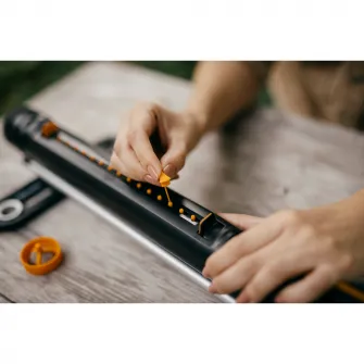 Aspersor oscilant Fiskars X-Series L, acoperire maxim 500 mp, raza udare maxim 21 m