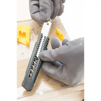 Cutter Stanley 0-10-151, cu ghidaj din otel inoxidabil, latime lama 18mm, schimbare rapida si usoara a lamei, negru/galben